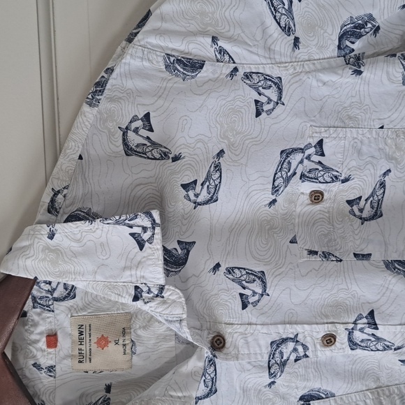 Ruff Hewn Men's White Navy Short Sleeve Fish Print Button Up Cotton Blend Shirt - Picture 3 of 10